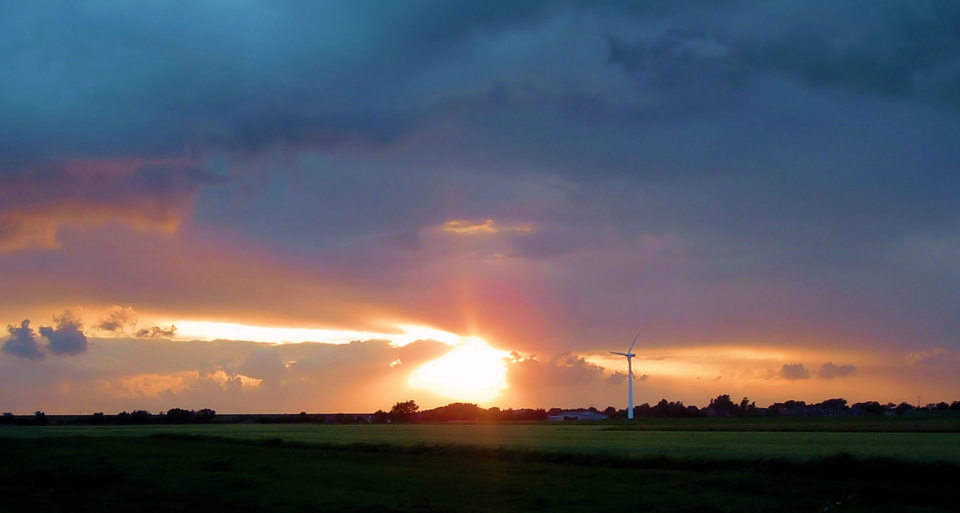 Sonnenuntergang hinterm Deich