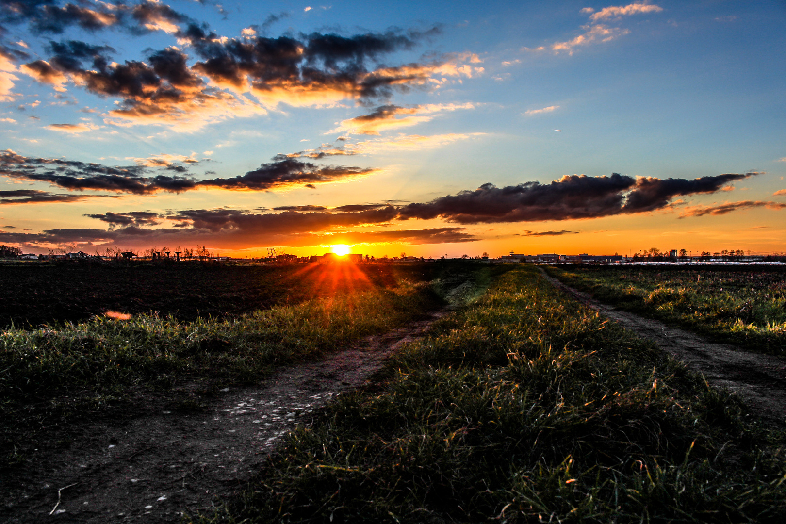 Sonnenuntergang hinterm Feld