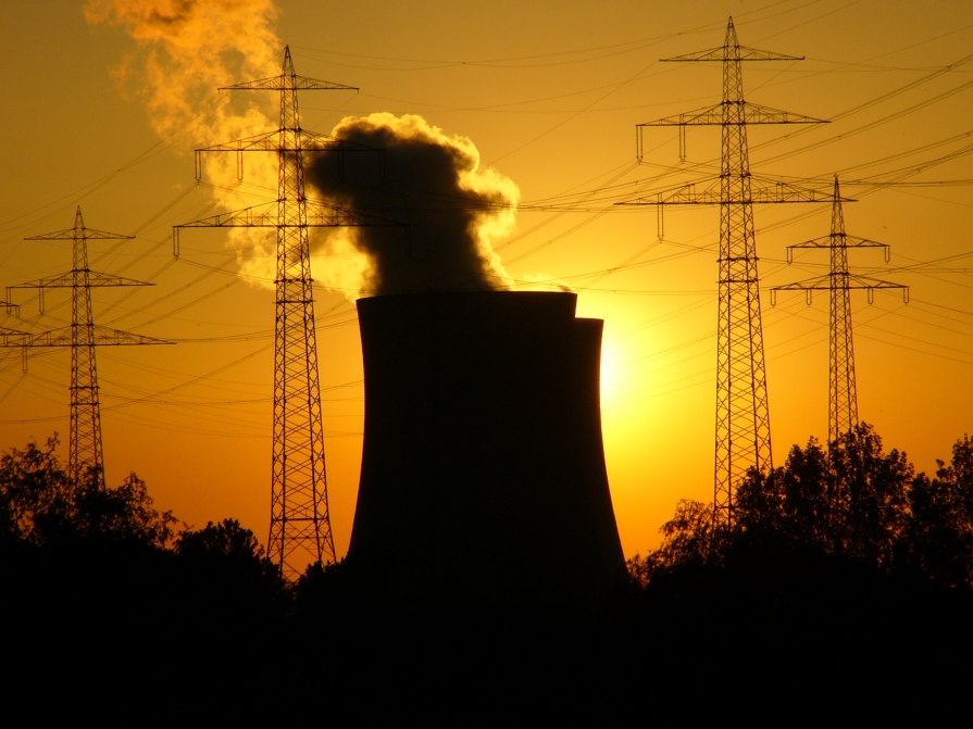 Sonnenuntergang hinterm Kernkraftwerk