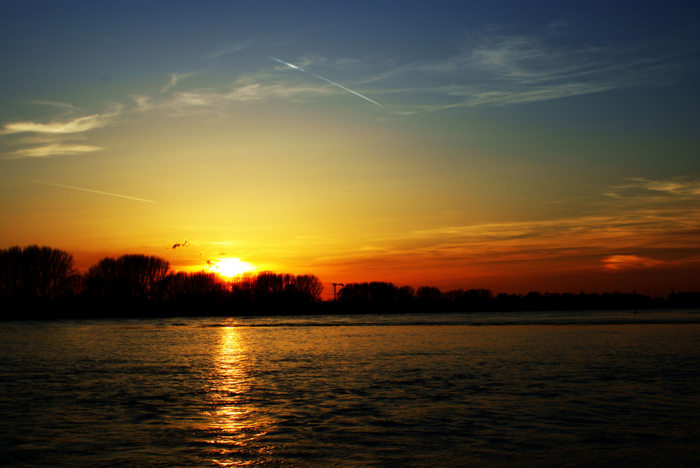 Sonnenuntergang hinterm Rhein
