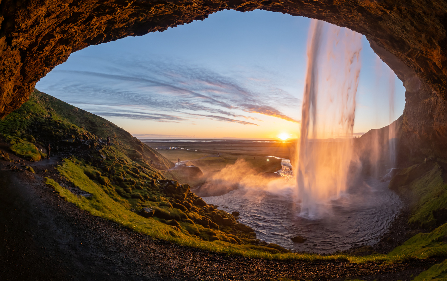 Sonnenuntergang hinterm Wasserfall