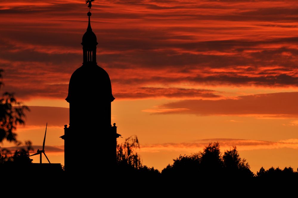 Sonnenuntergang hintern Kirchturm