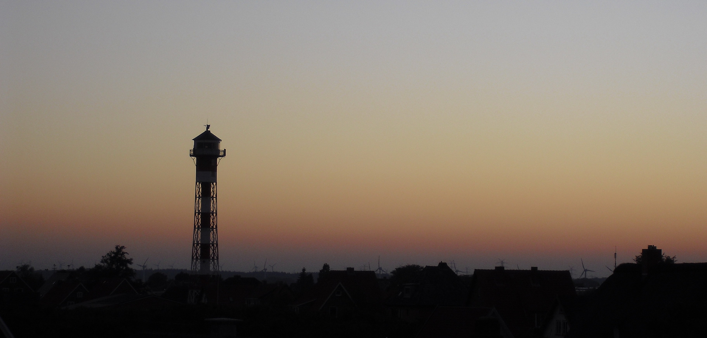 Sonnenuntergang im Alten Land mit Leuchtturm