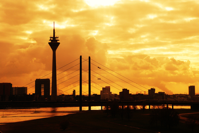 Sonnenuntergang im bewölktem Düsseldorf