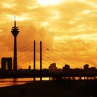 Sonnenuntergang im bewölktem Düsseldorf