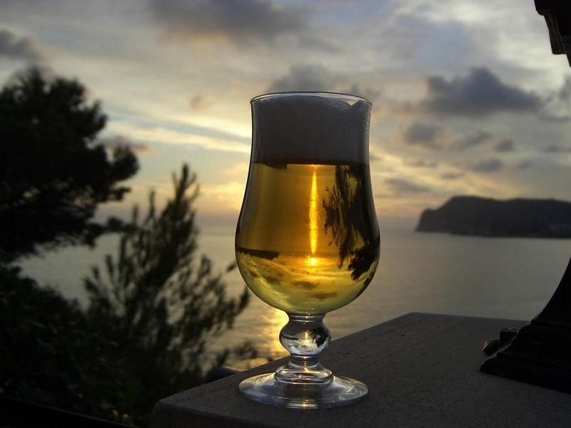 Sonnenuntergang im Bierglas - Und die Erde steht kopf (rel.)