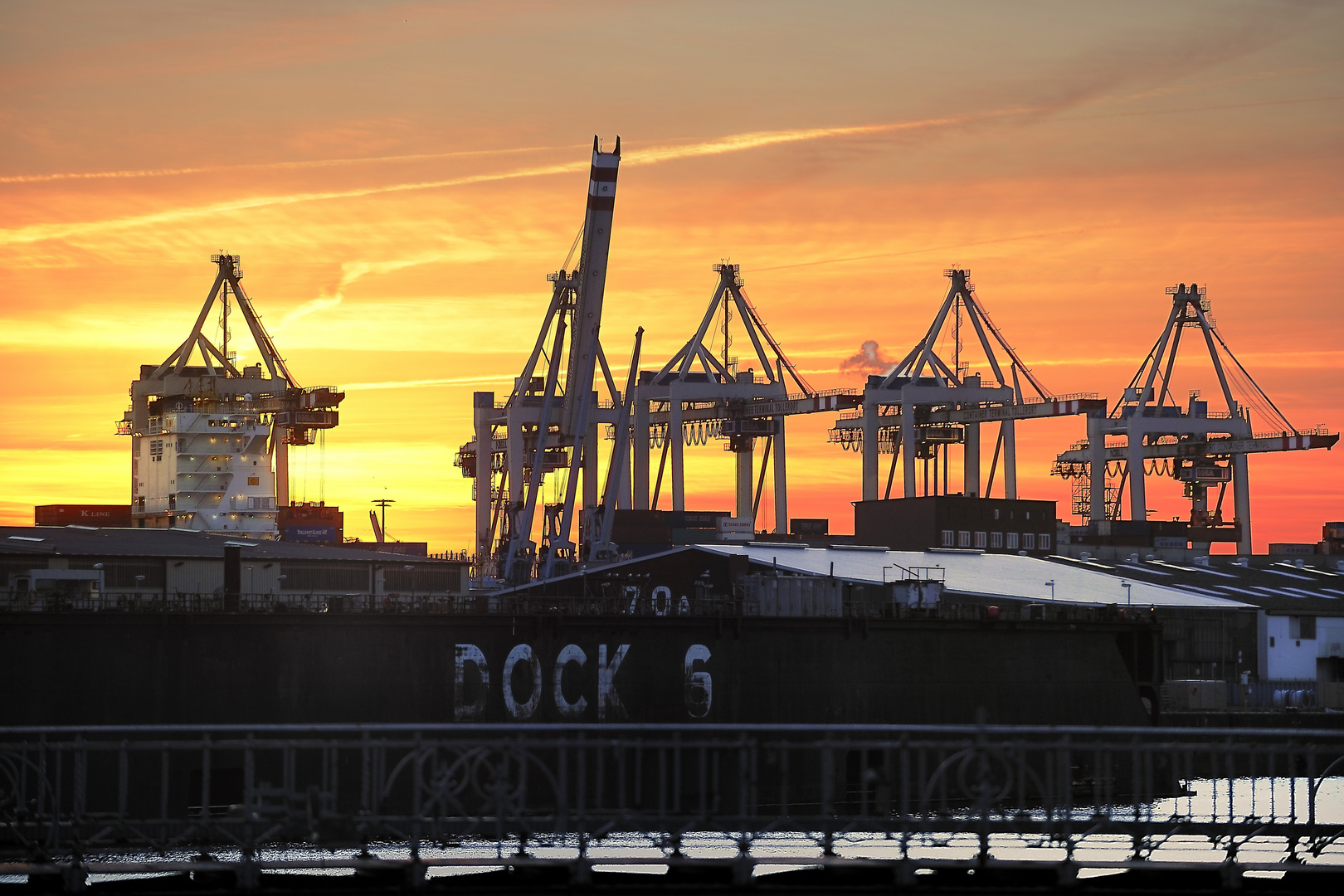 Sonnenuntergang im Containerterminal