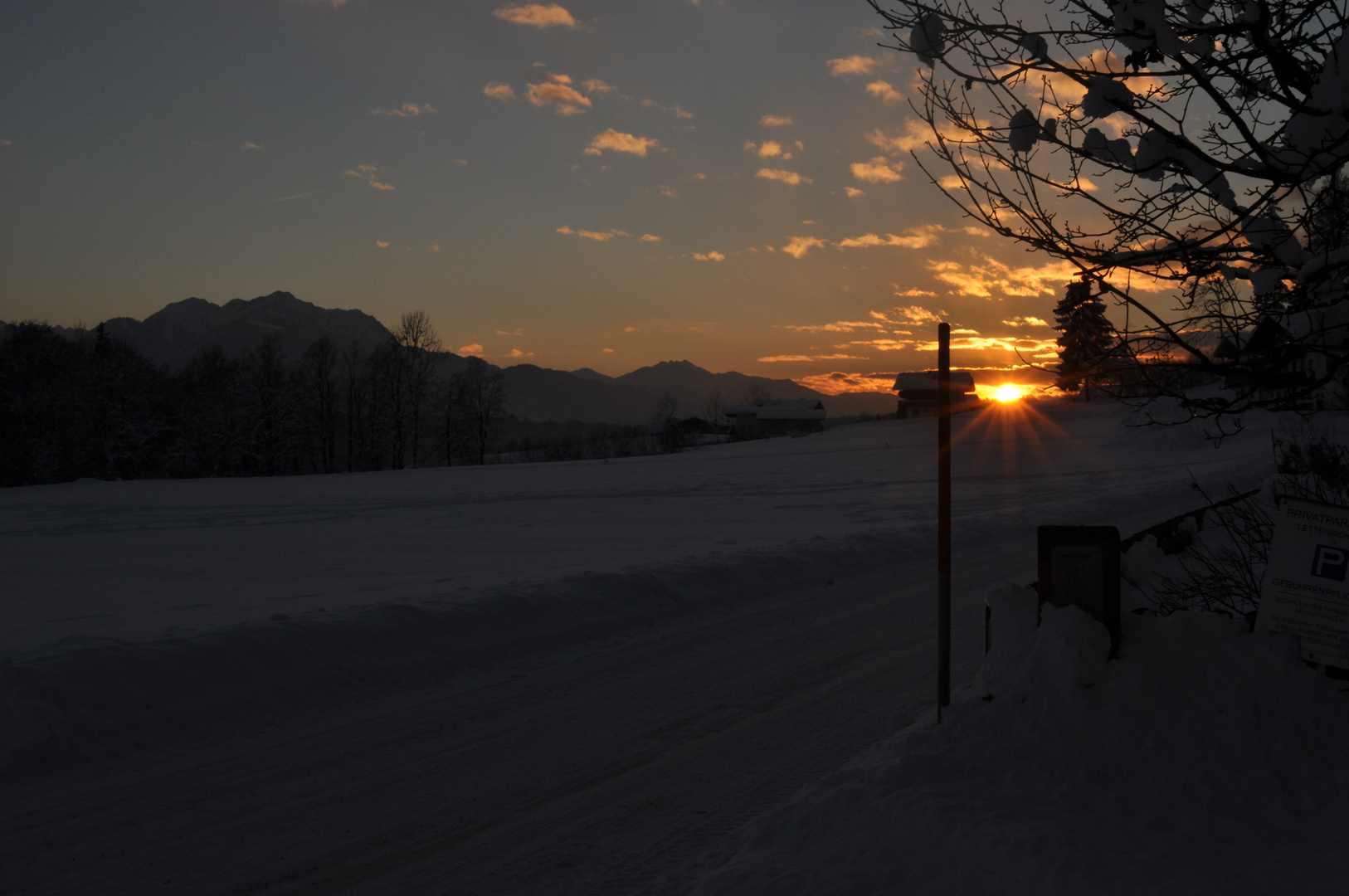 Sonnenuntergang im Dezember 2010 bei Breitenbach a.I. (Tirol)