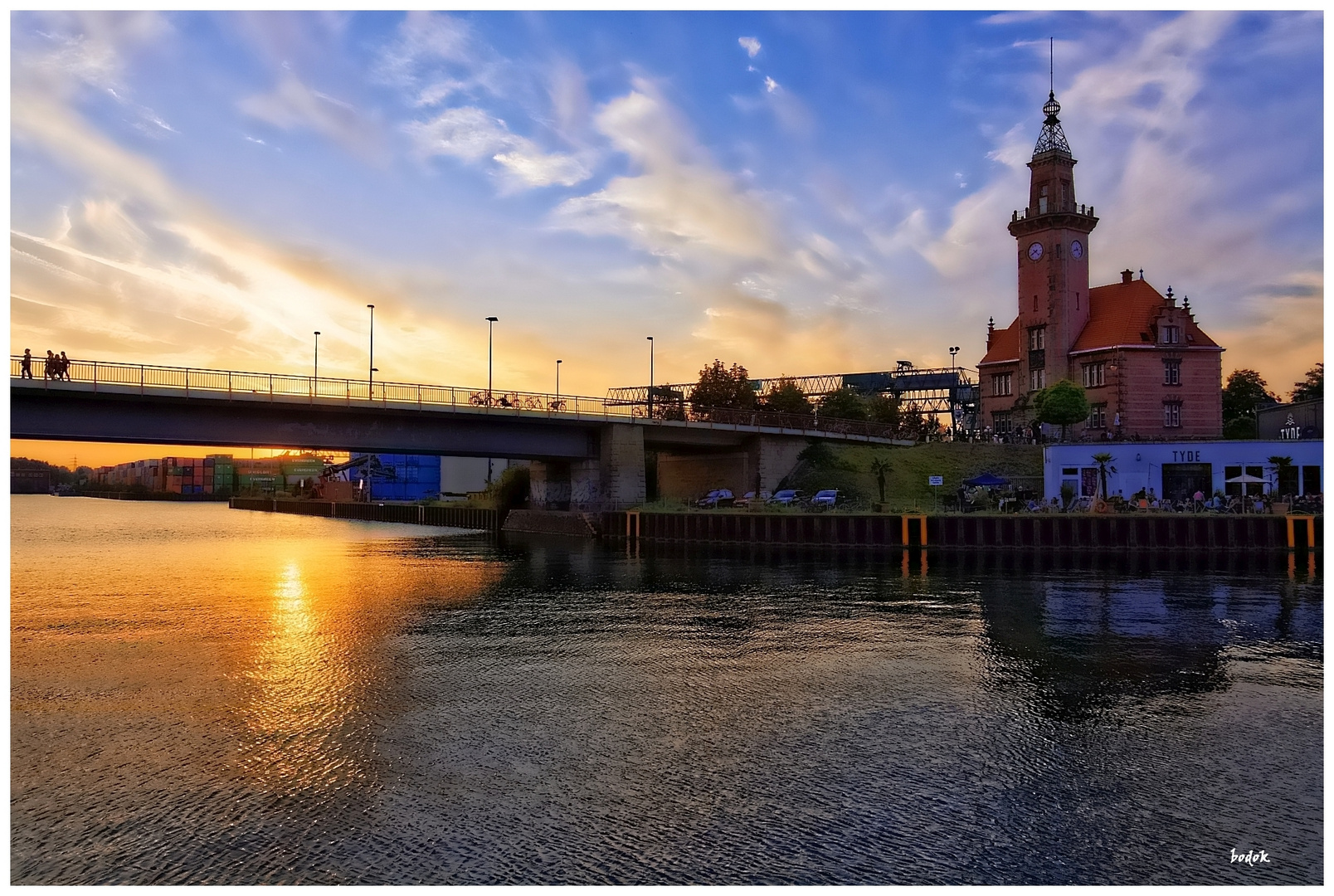 Sonnenuntergang im  Dortmunder-Hafen mit Hafenamt