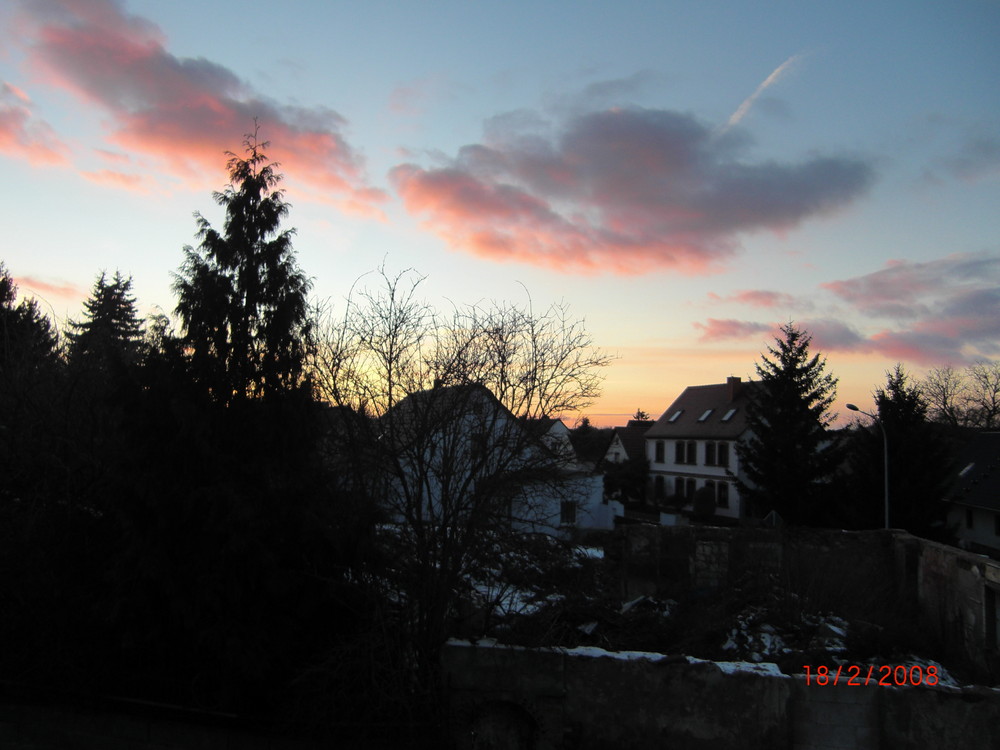 Sonnenuntergang im Februar in einem Dorf in der Magdeburger Börde