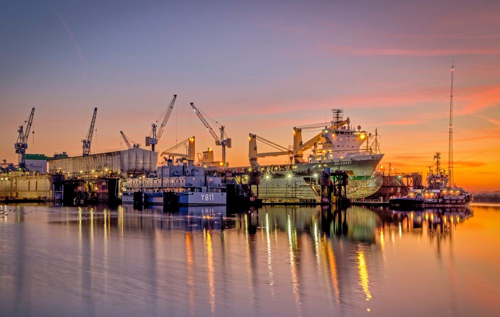 Sonnenuntergang im Fischerei Hafen  Bremerhaven Foto Bild 