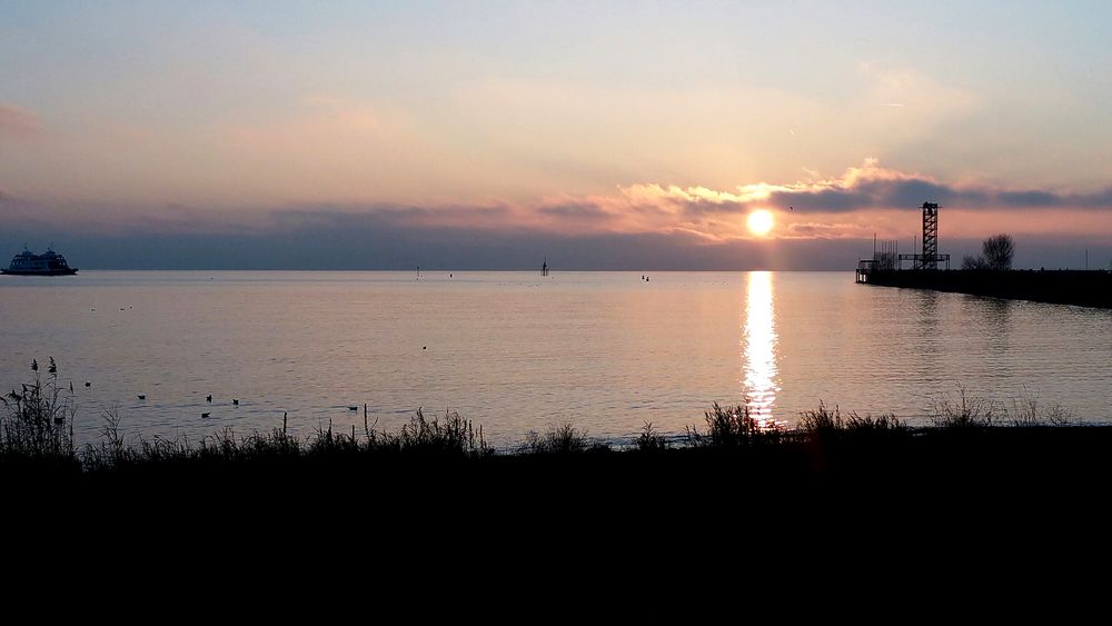 Sonnenuntergang im Frühwinter am Bodensee