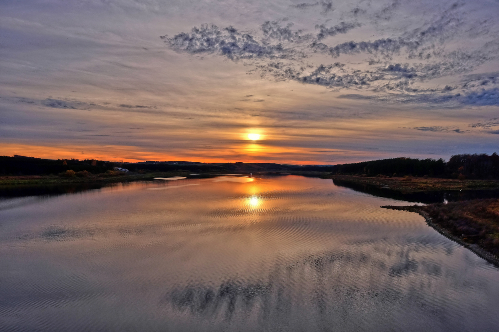 Sonnenuntergang im Goldenen Herbst