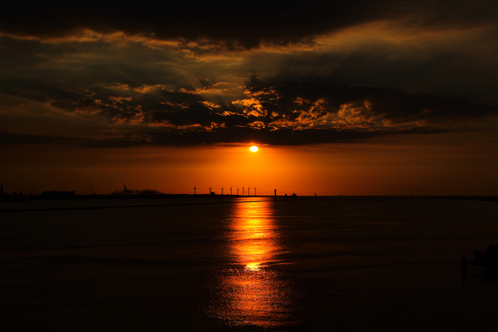 Sonnenuntergang im Hafen