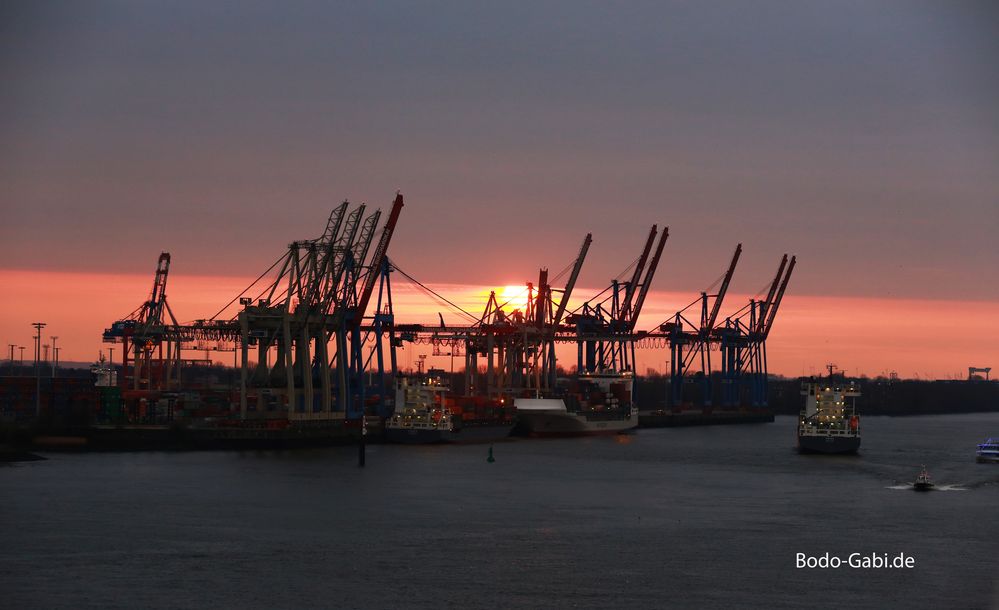 Sonnenuntergang im Hafen