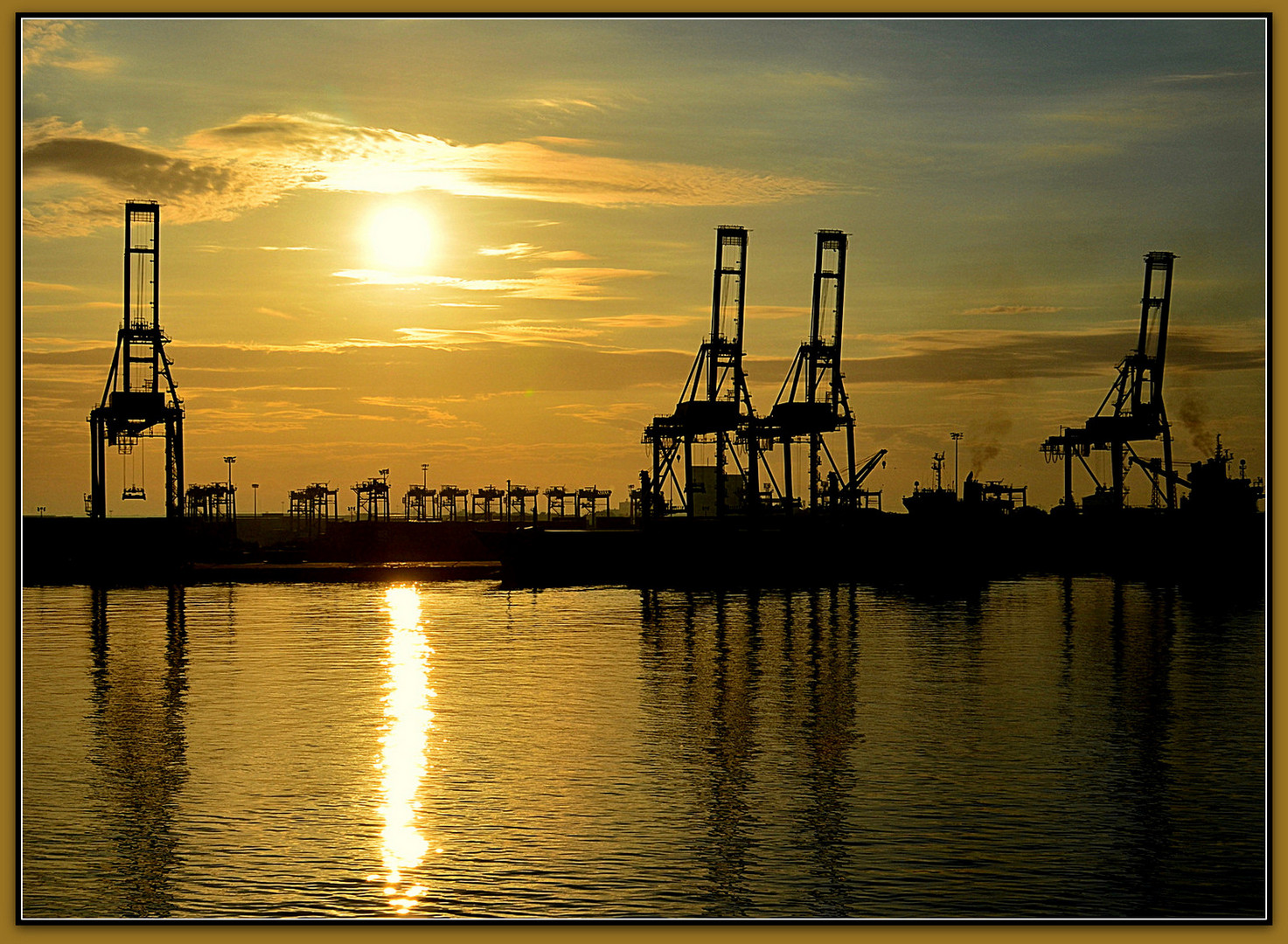 ...Sonnenuntergang im Hafen...