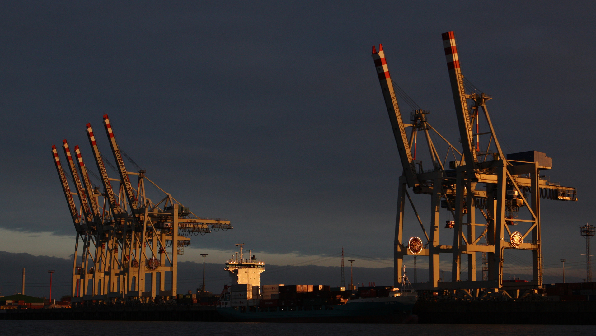 Sonnenuntergang im Hafen