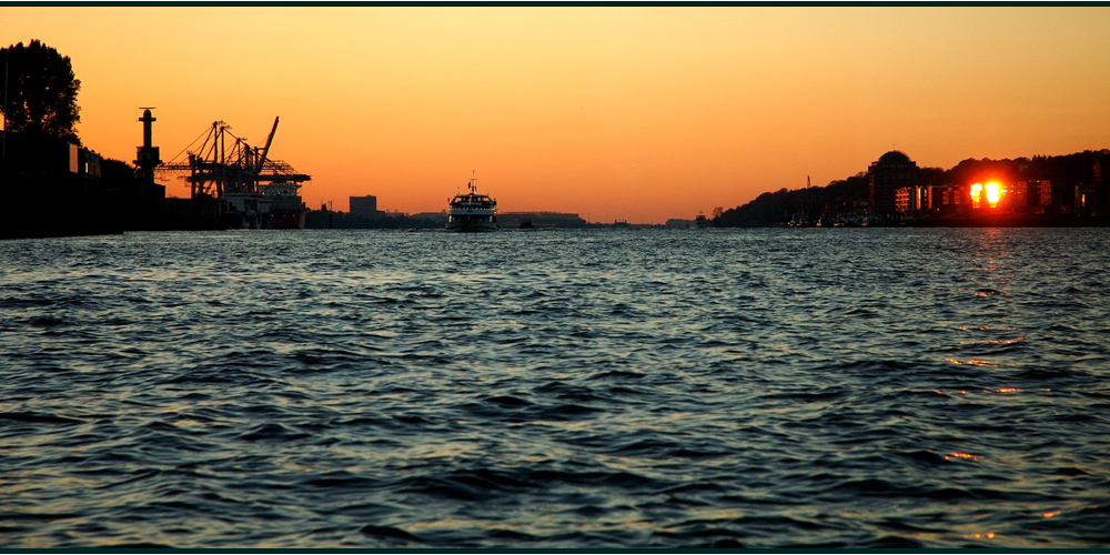 Sonnenuntergang im Hafen