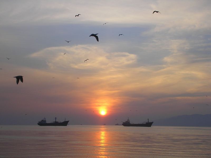 Sonnenuntergang im Hafen im Gemlik in der Türkei