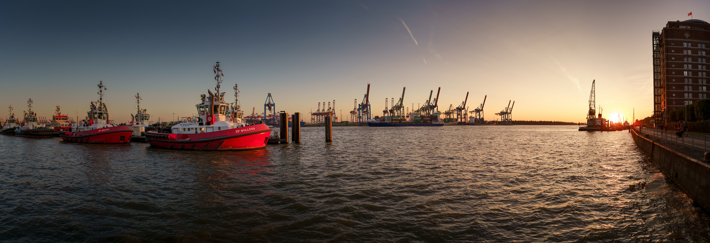 Sonnenuntergang im Hafen von Hamburg beim Augustinum