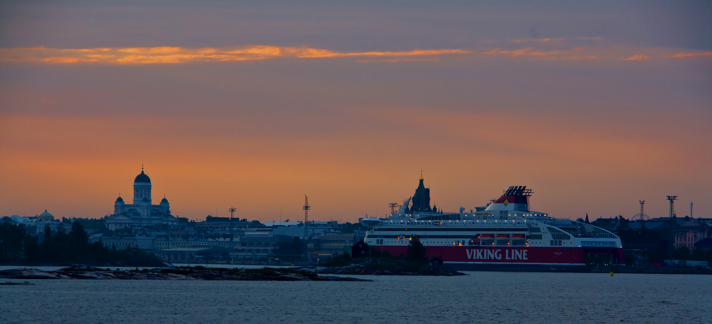 Sonnenuntergang im Hafen von Helsinki