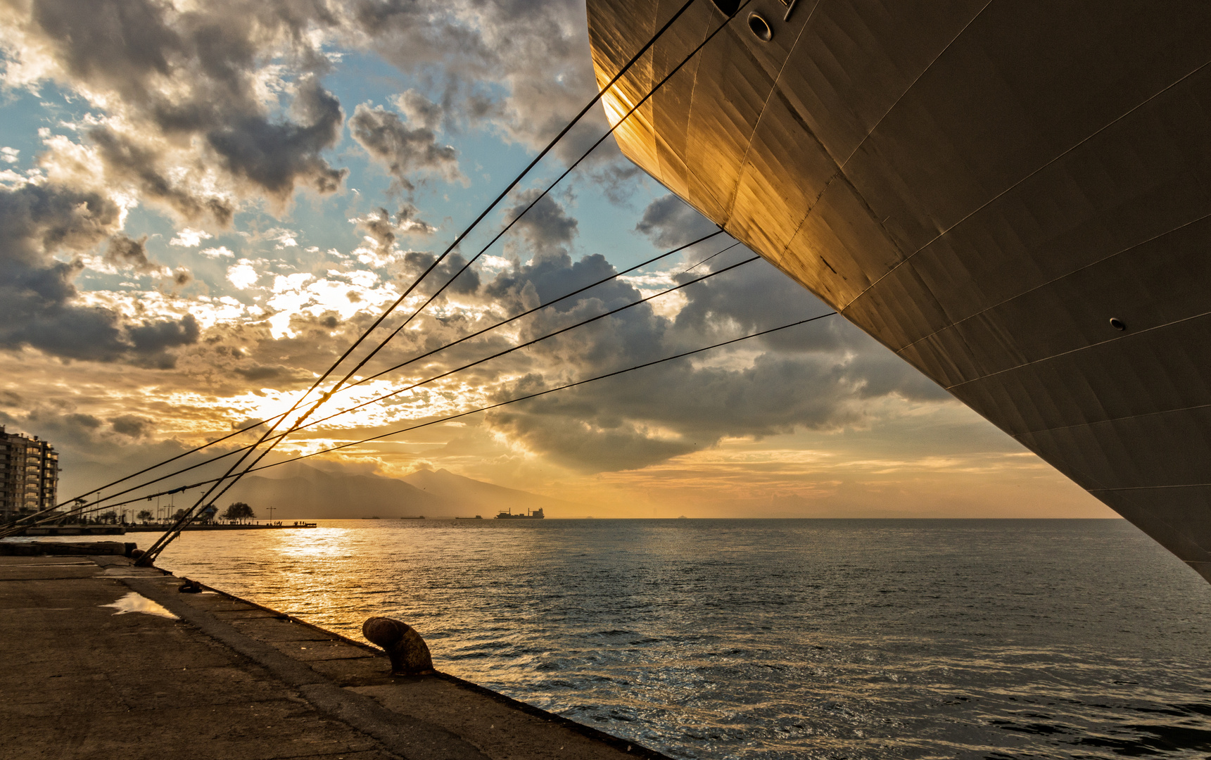 Sonnenuntergang im Hafen von Izmir