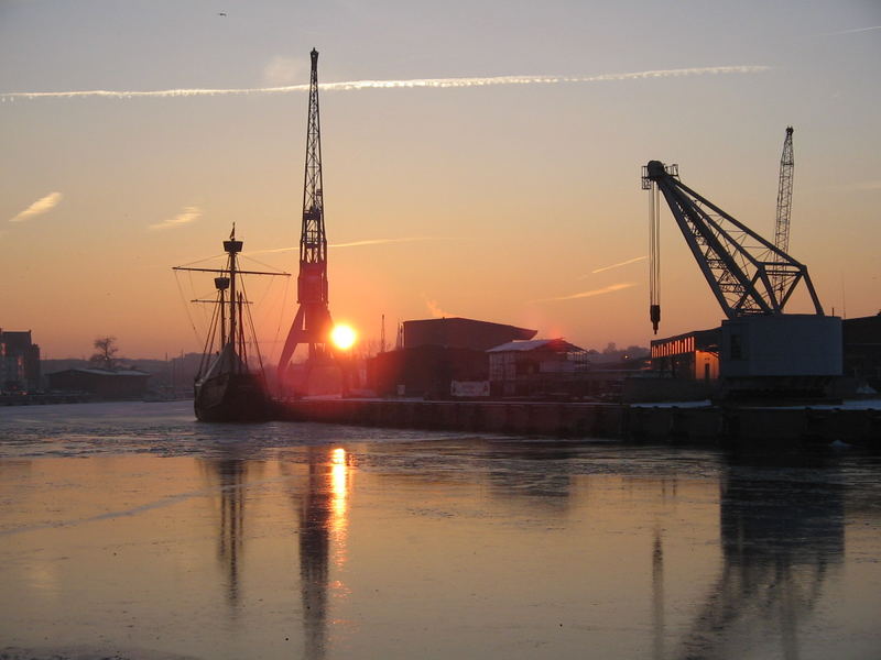 Sonnenuntergang im Hafen von Lübeck