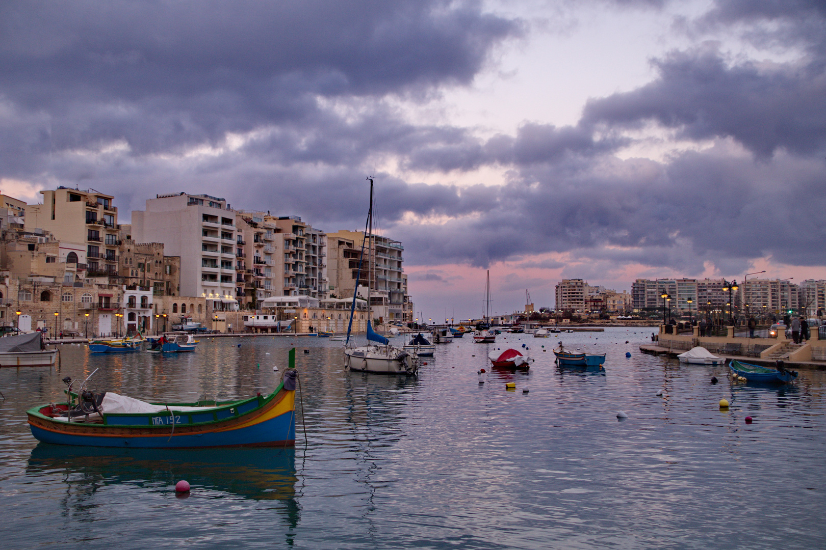 Sonnenuntergang im Hafen von San Giljan/Malta