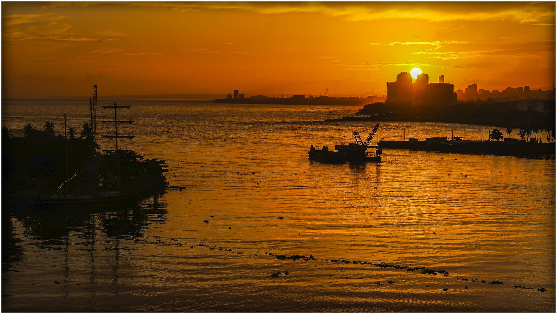 Sonnenuntergang im Hafen von Santo Domingo