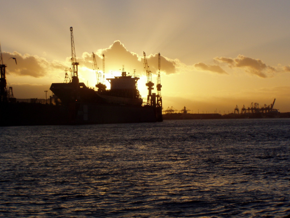 Sonnenuntergang im Hamburger Hafen