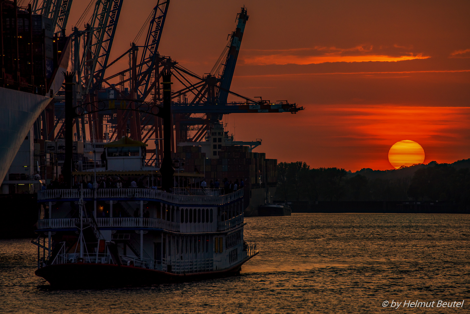 Sonnenuntergang im Hamburger Hafen -3