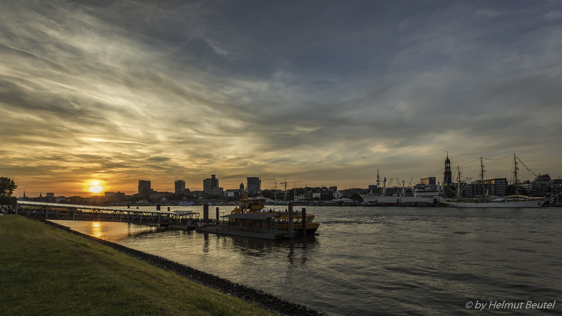 Sonnenuntergang im Hamburger Hafen