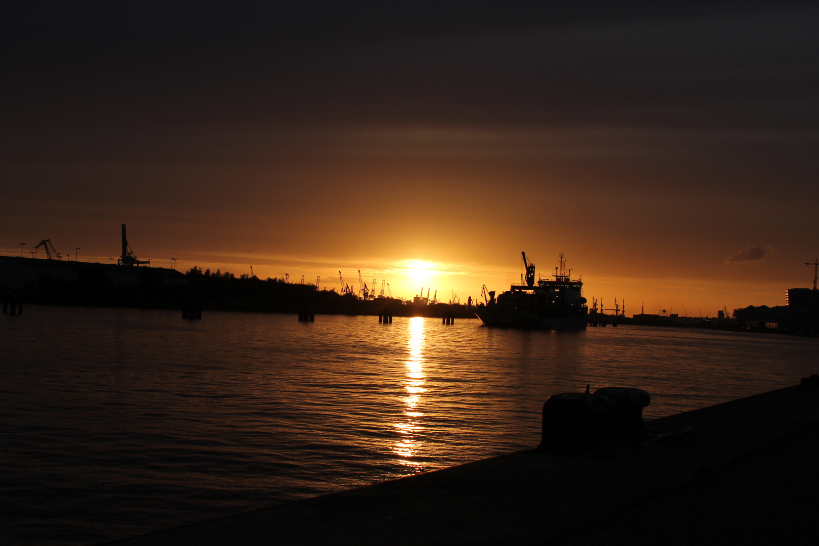 Sonnenuntergang im Hamburger Hafen