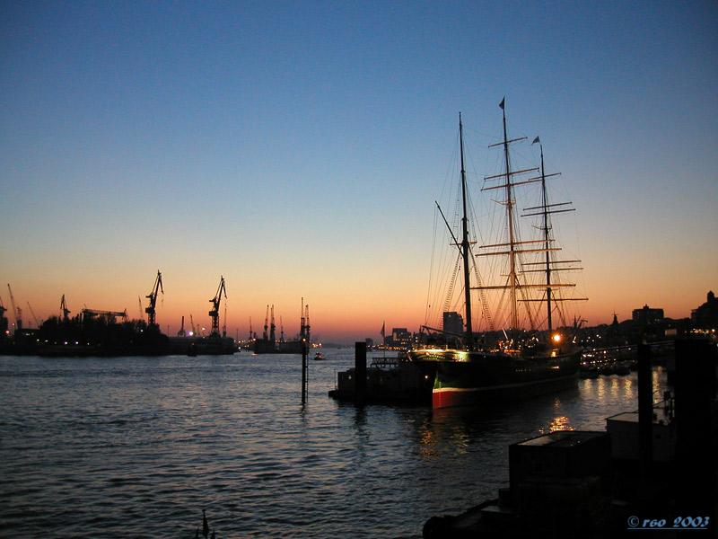 Sonnenuntergang im Hamburger Hafen