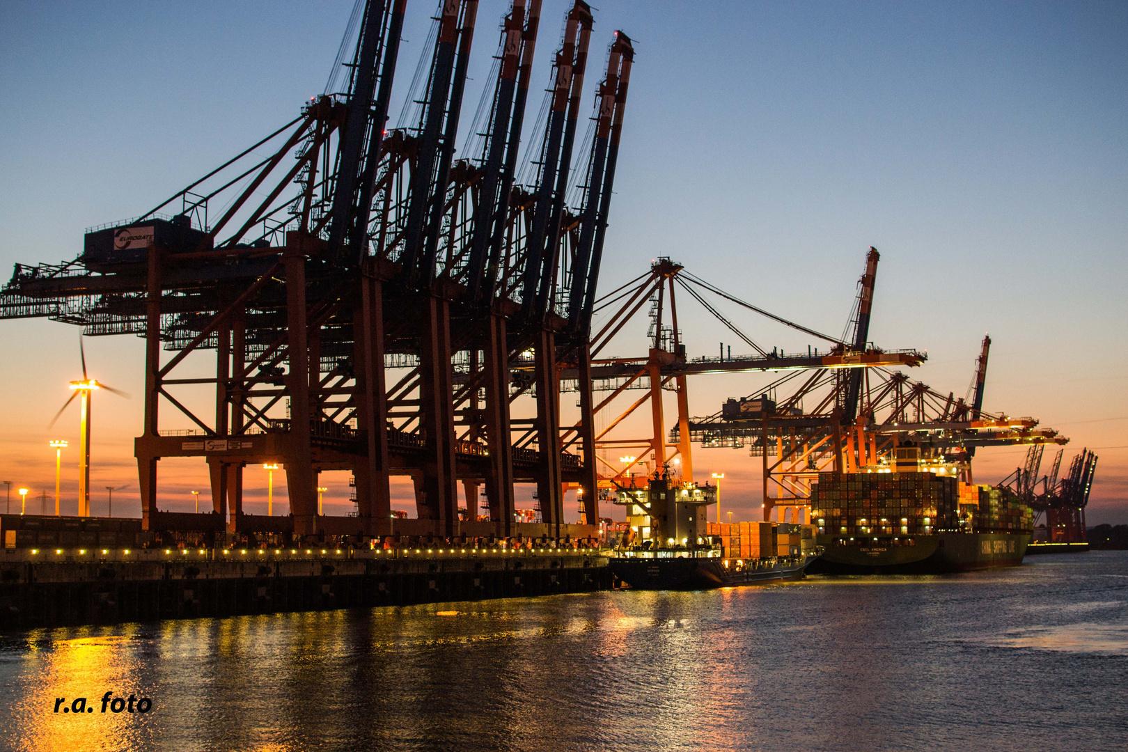 Sonnenuntergang im Hamburger Hafen