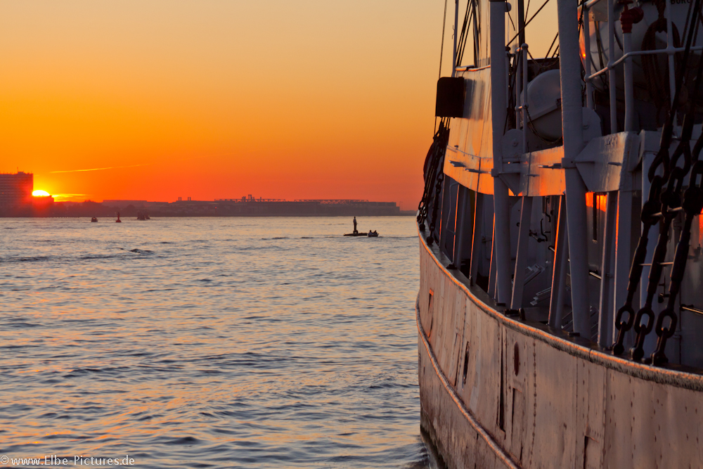 Sonnenuntergang im Hamburger Hafen