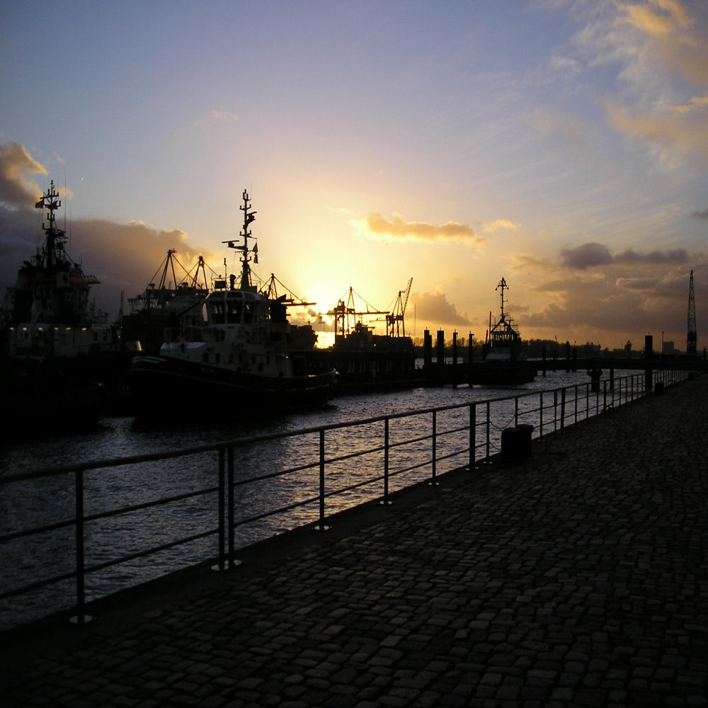 Sonnenuntergang im Hamburger Hafen ( Altona )