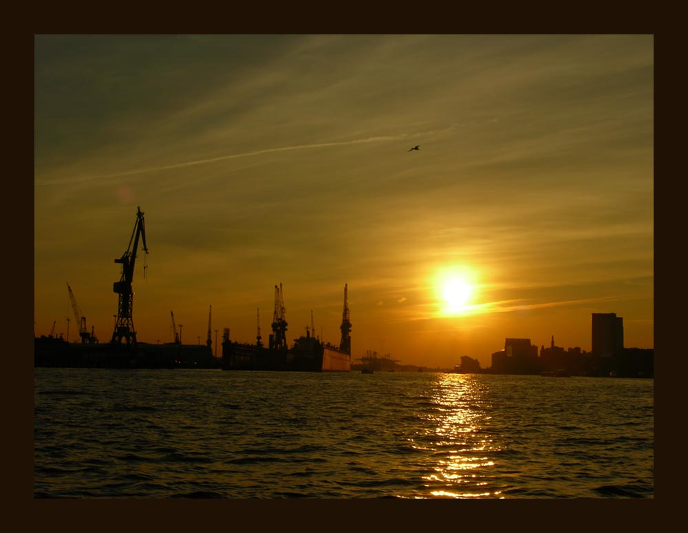 Sonnenuntergang im Hamburger Hafen