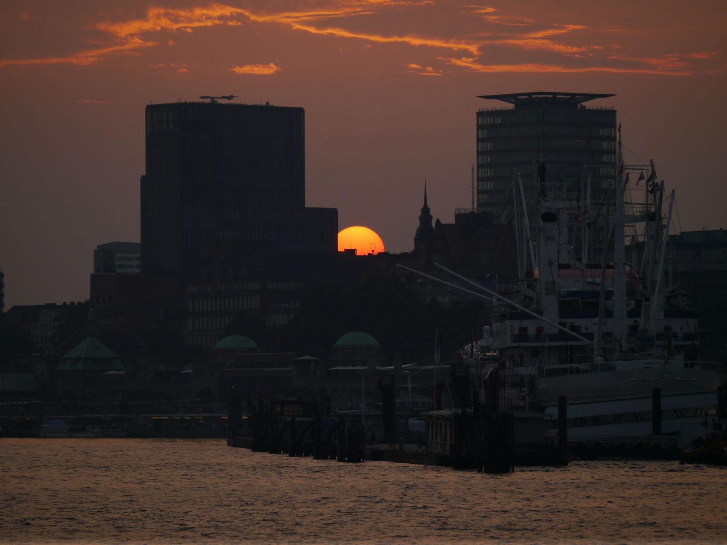 Sonnenuntergang im Hamburger Hafen