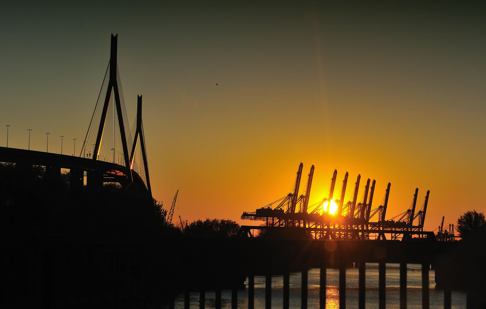 Sonnenuntergang im Hamburger Hafen