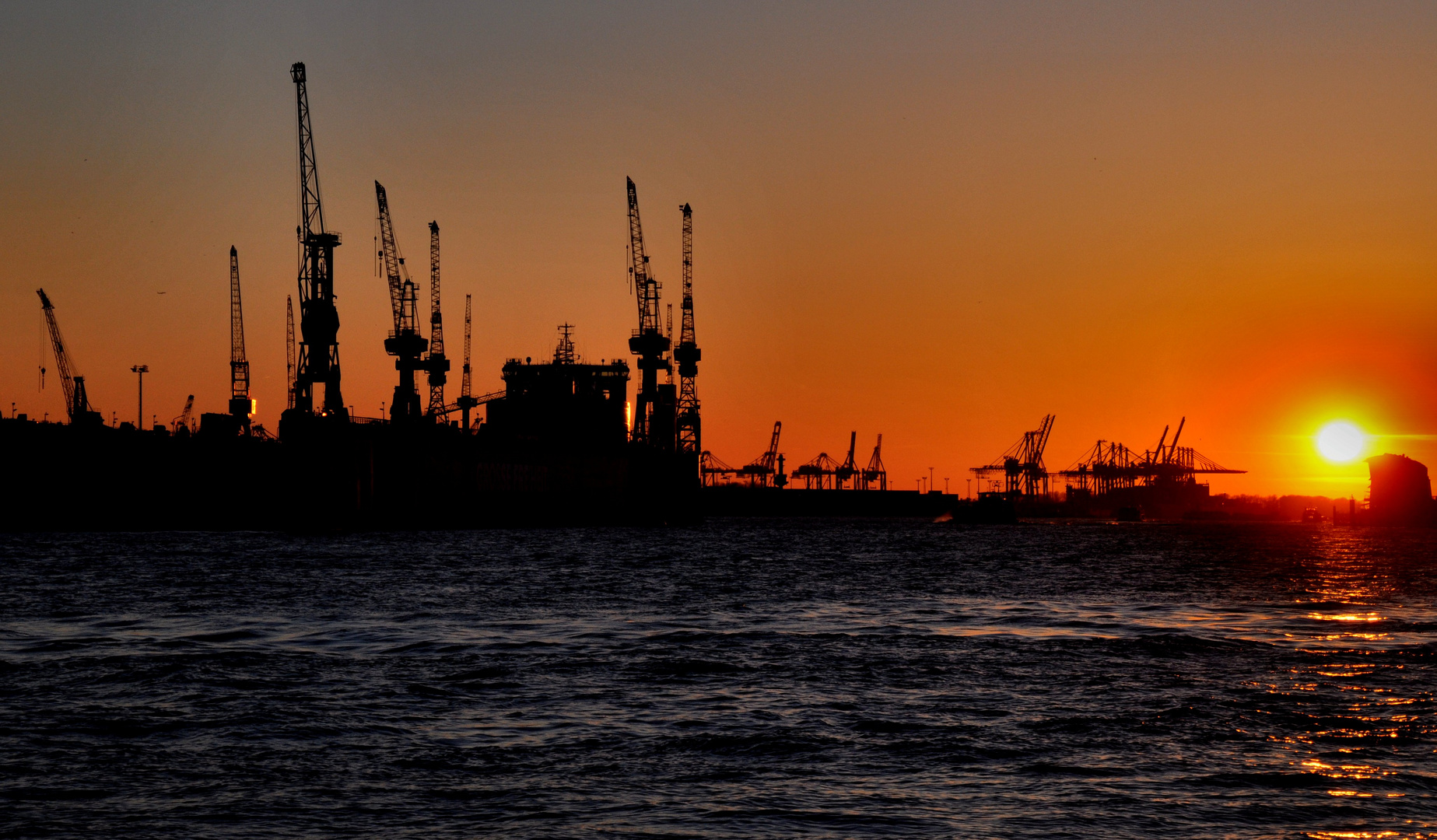 Sonnenuntergang im Hamburger Hafen