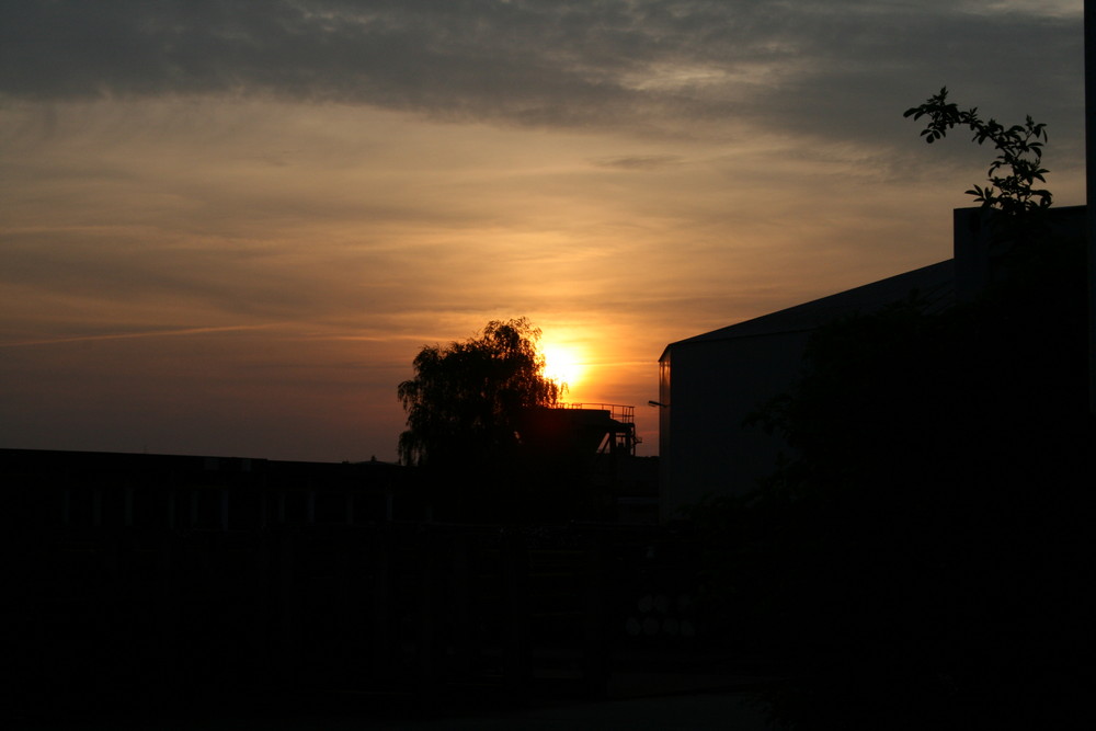 Sonnenuntergang im Industriegebiet