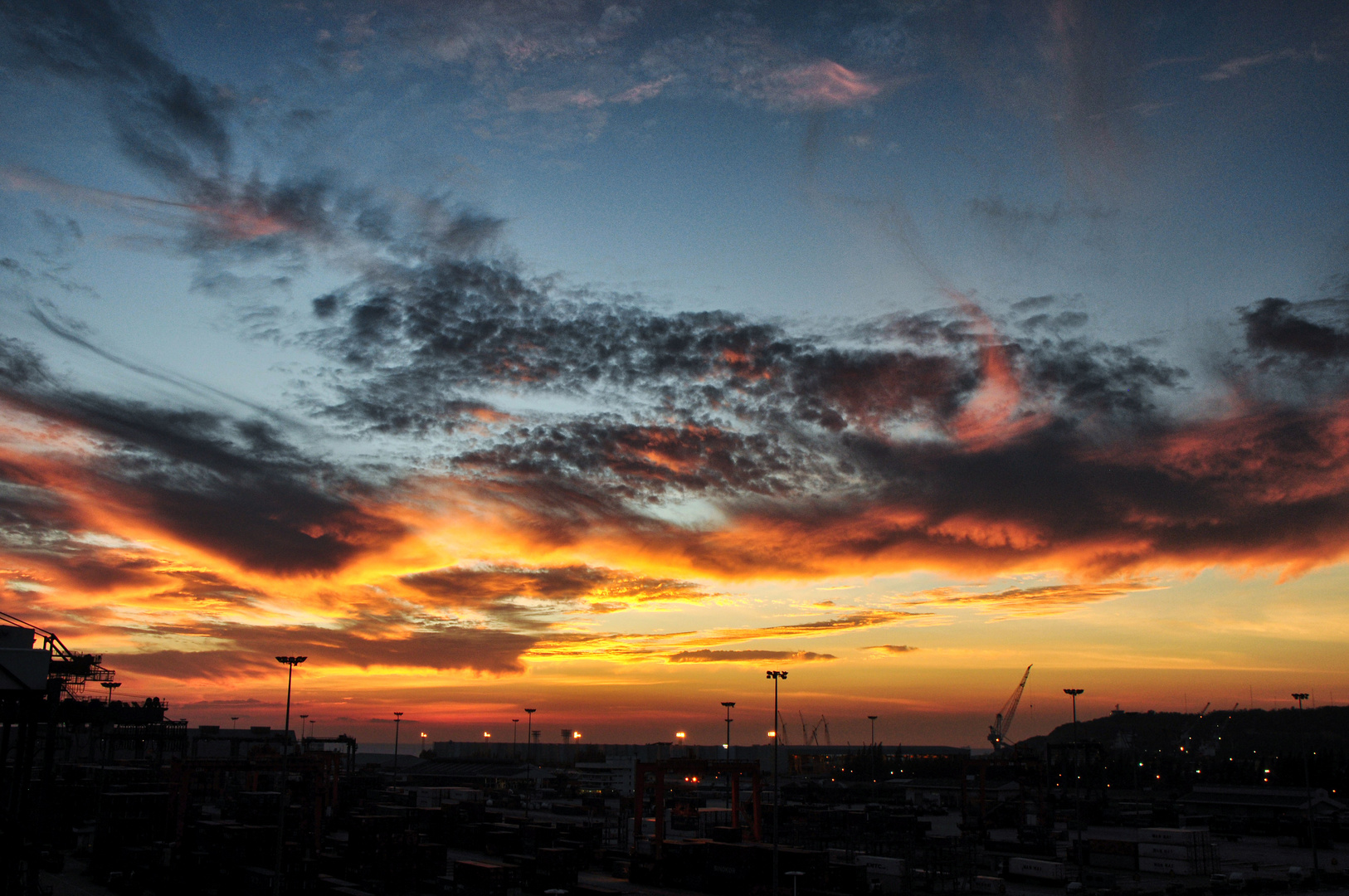 Sonnenuntergang im Industriehafen vor Bangkok