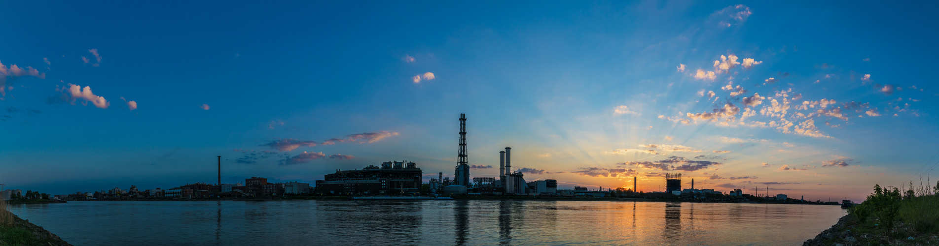 Sonnenuntergang im industriellen Umfeld