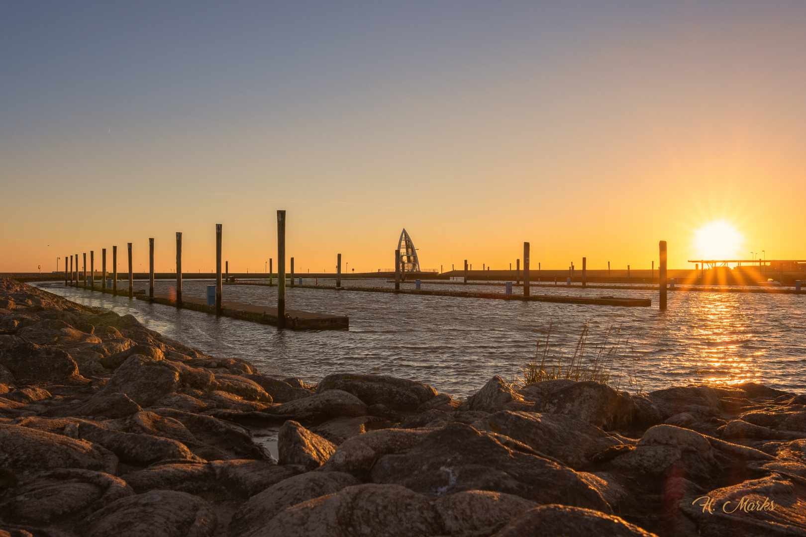 Sonnenuntergang im Juister Hafen im Herbst