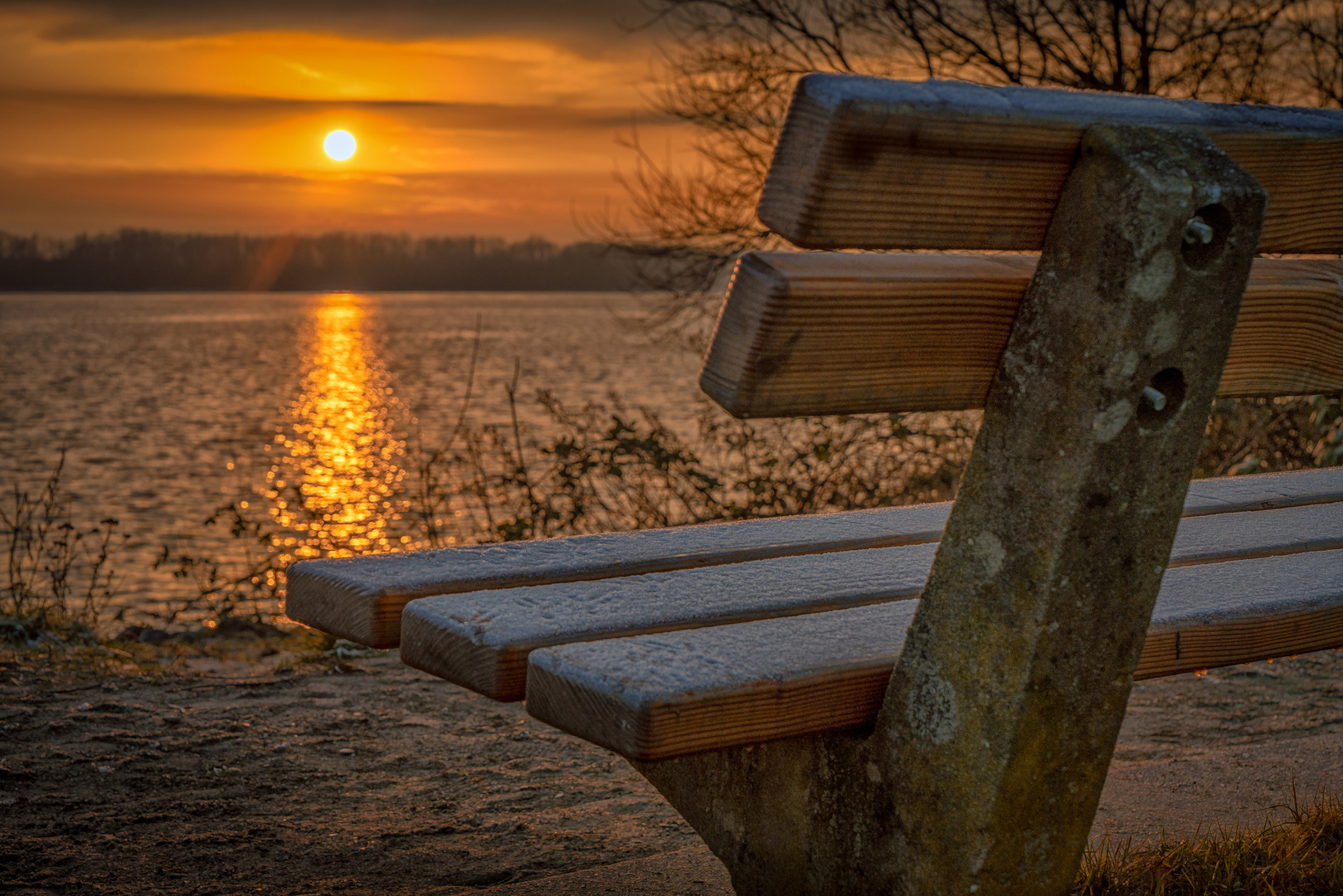 Sonnenuntergang im kalten januar