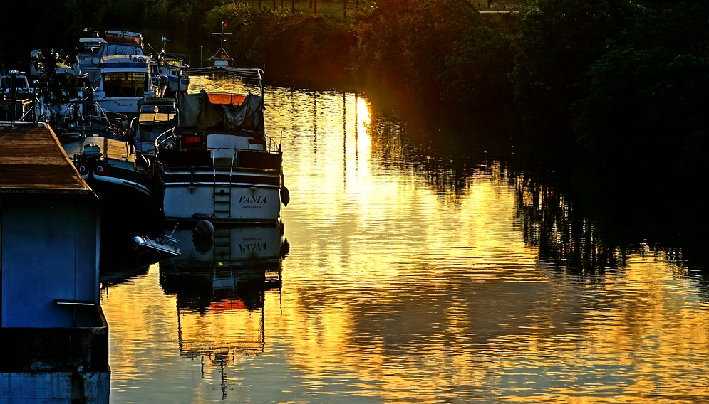 Sonnenuntergang im Kanal