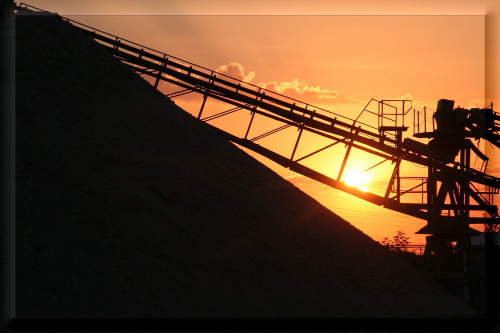 Sonnenuntergang im Kieswerk