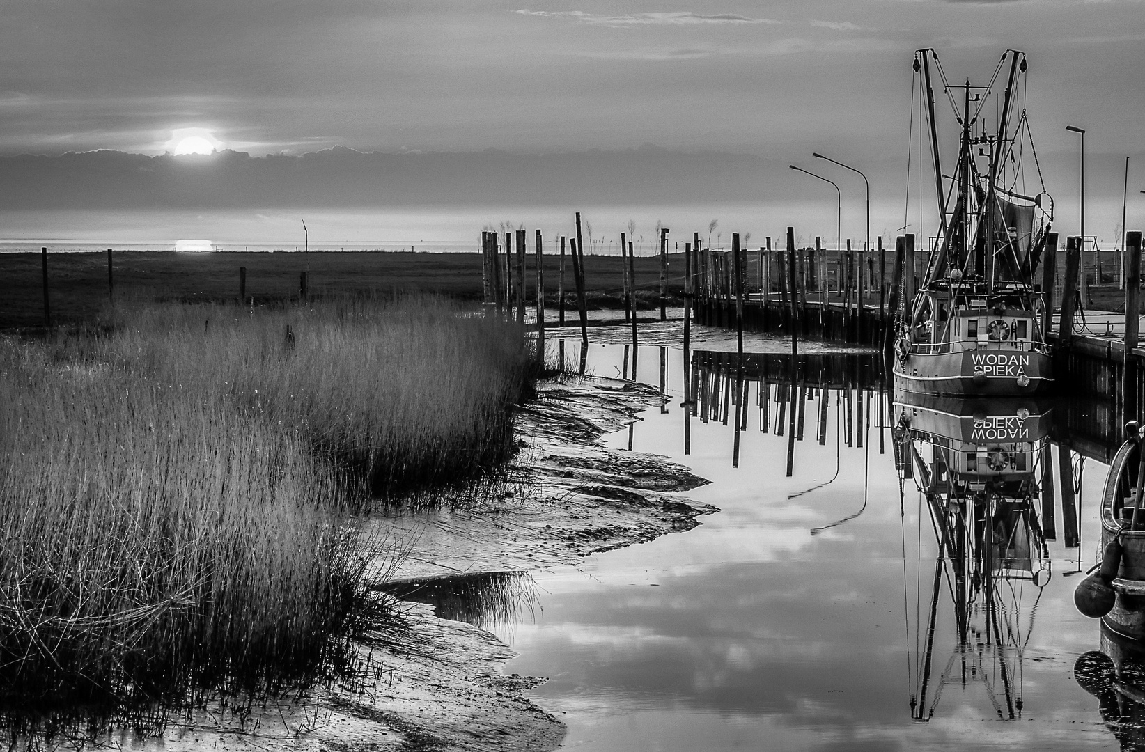 Sonnenuntergang-im-Kutterhafen-SW