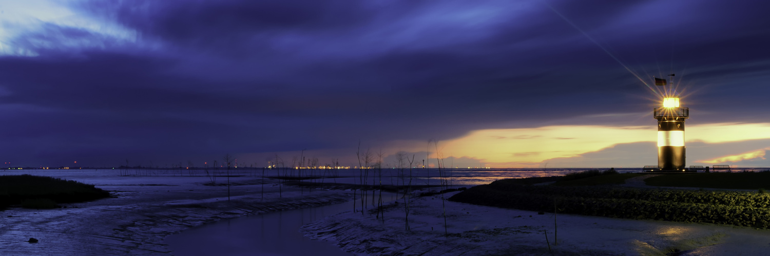 Sonnenuntergang im Kutterhafen von Wremen im Spätsommer